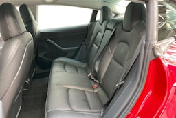 Punainen Tesla Model 3 2022 kuva 10.