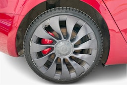 Punainen Tesla Model 3 2022 kuva 11.