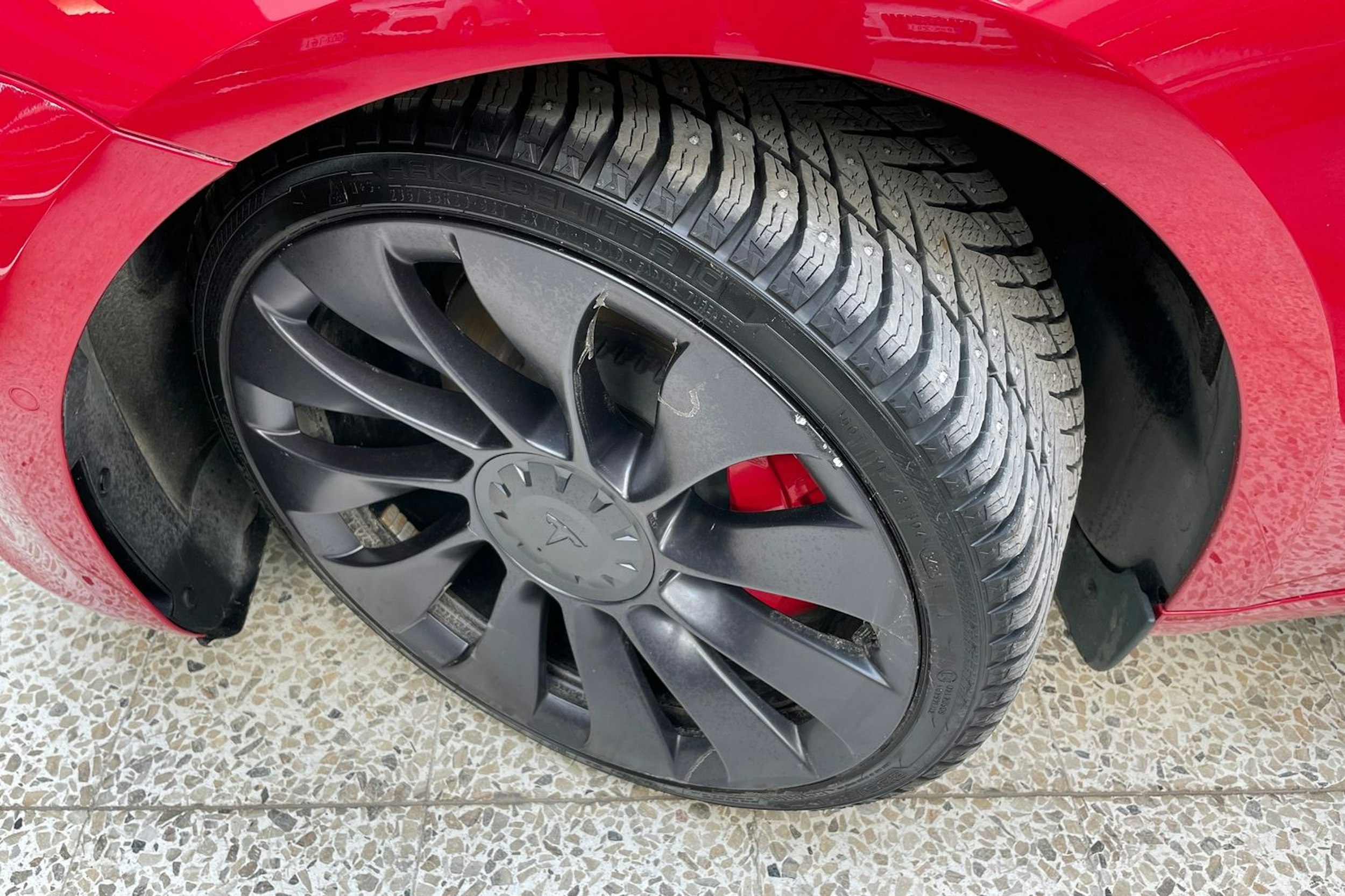 Punainen Tesla Model 3 2022 kuva 13.