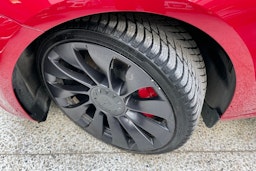 Punainen Tesla Model 3 2022 kuva 13.