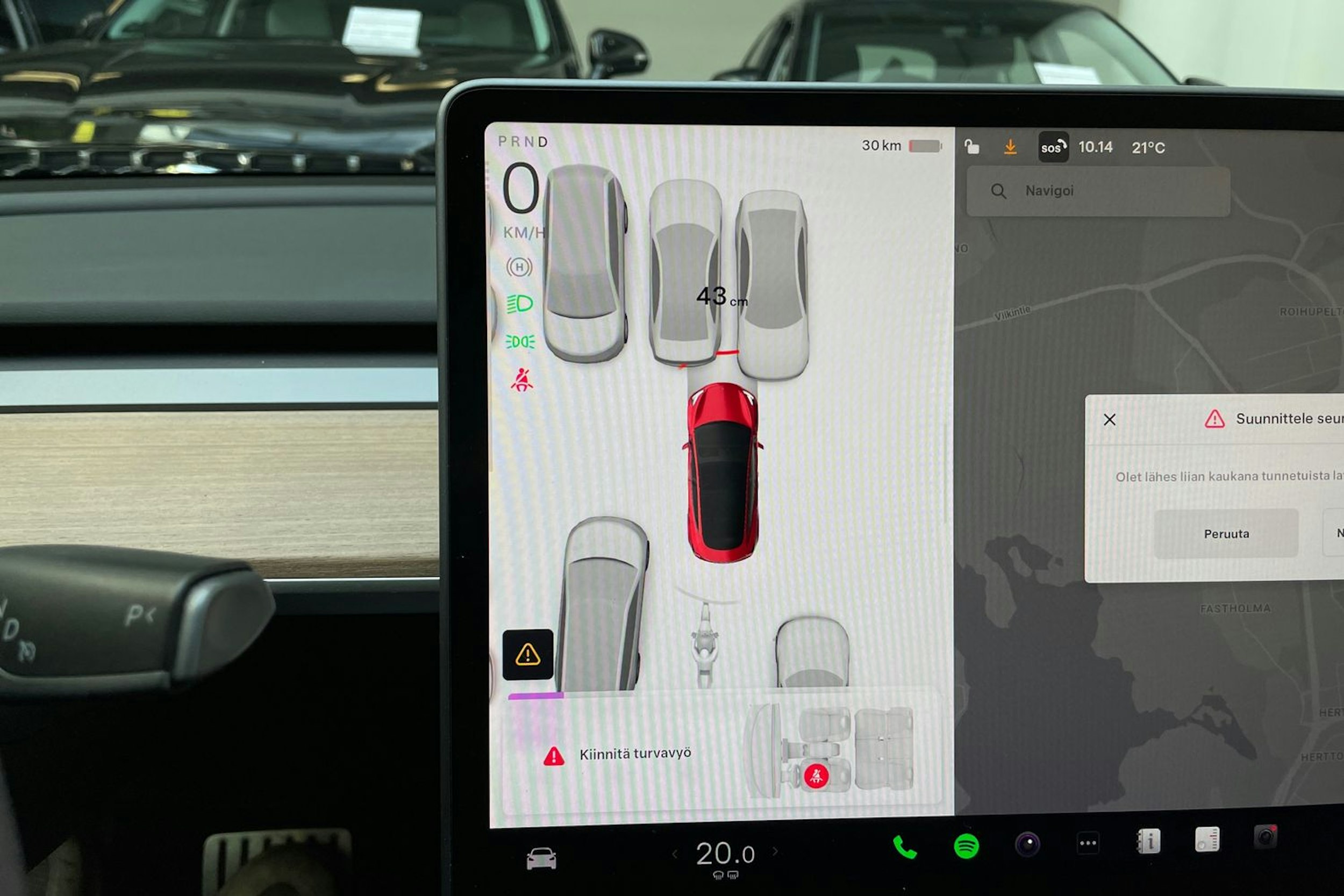 Punainen Tesla Model 3 2022 kuva 14.