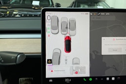 Punainen Tesla Model 3 2022 kuva 14.
