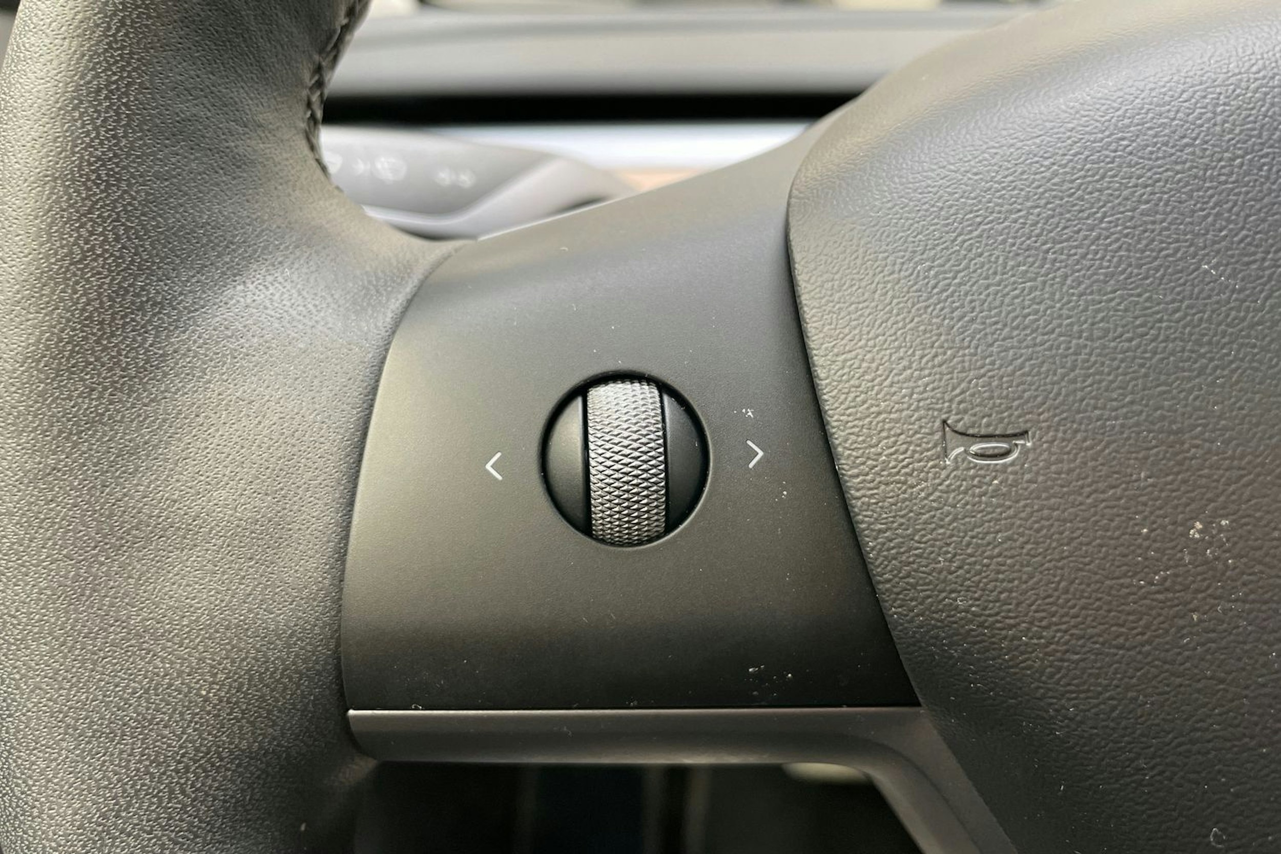 Punainen Tesla Model 3 2022 kuva 15.