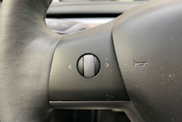 Punainen Tesla Model 3 2022 kuva 15.