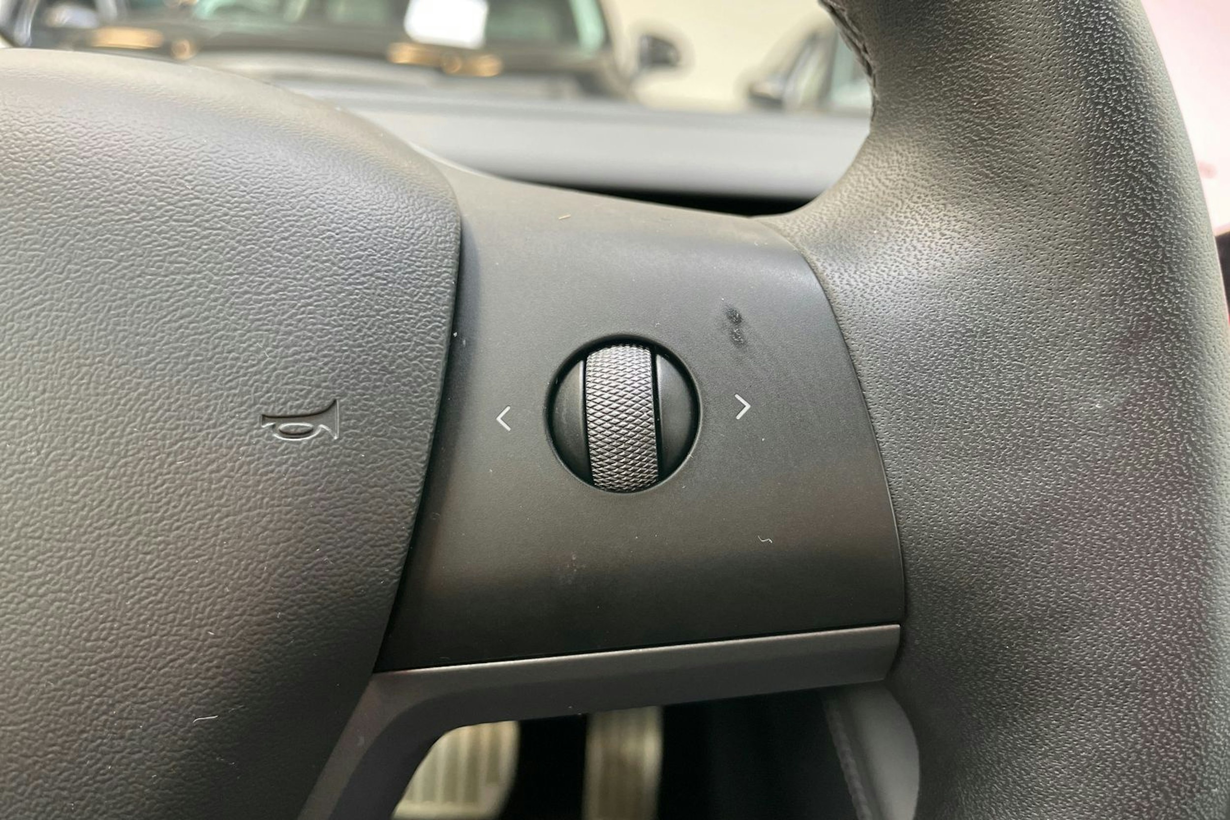 Punainen Tesla Model 3 2022 kuva 16.