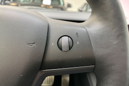 Punainen Tesla Model 3 2022 kuva 16.