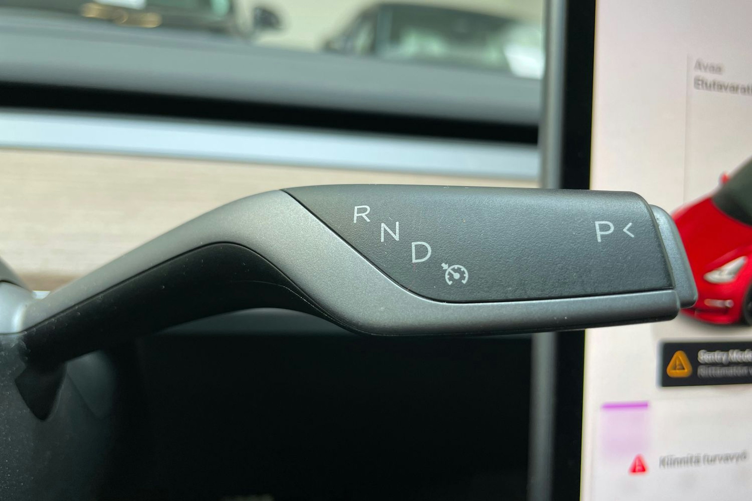 Punainen Tesla Model 3 2022 kuva 17.