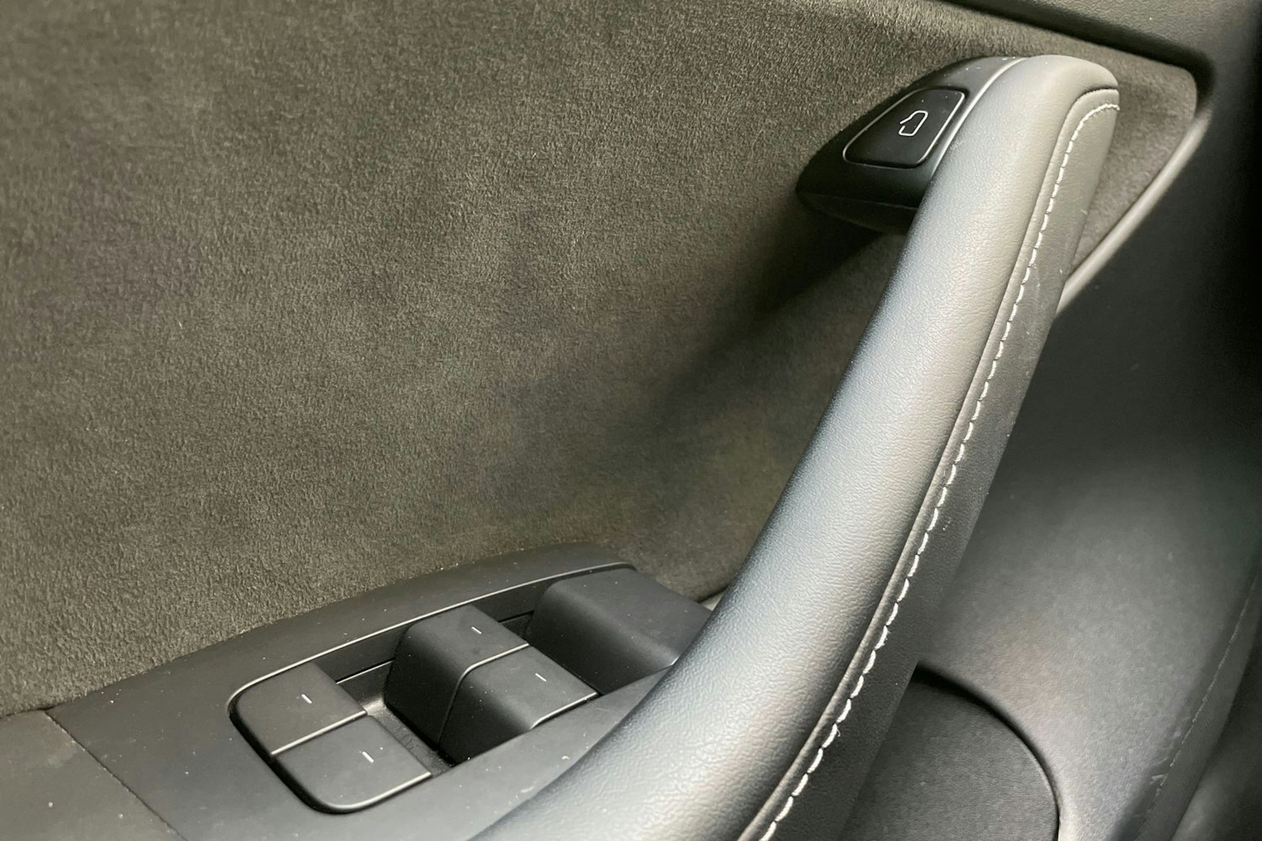 Punainen Tesla Model 3 2022 kuva 18.