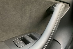 Punainen Tesla Model 3 2022 kuva 18.