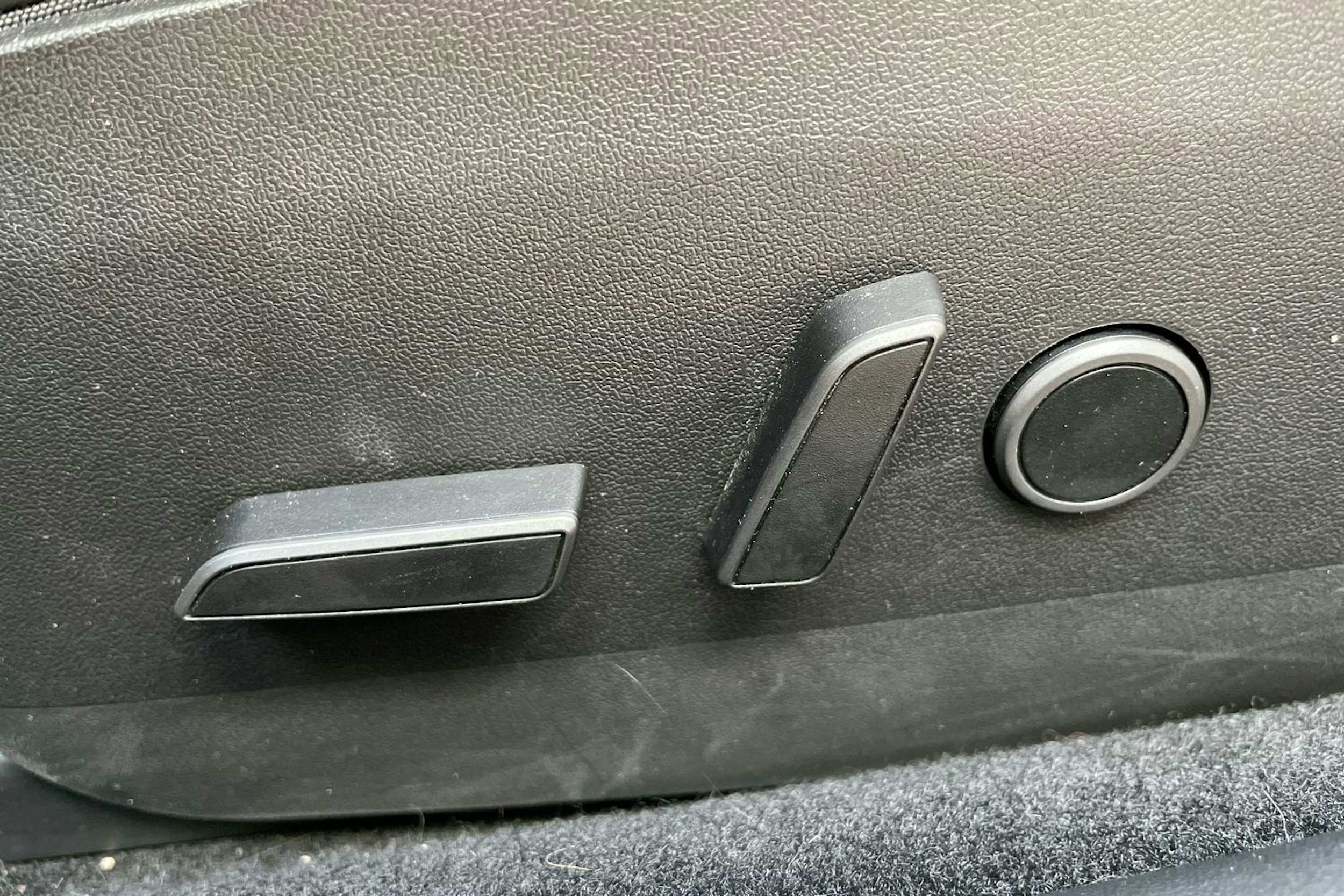 Punainen Tesla Model 3 2022 kuva 19.