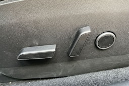 Punainen Tesla Model 3 2022 kuva 19.