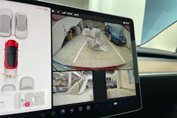 Punainen Tesla Model 3 2022 kuva 20.