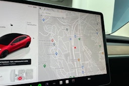Punainen Tesla Model 3 2022 kuva 21.