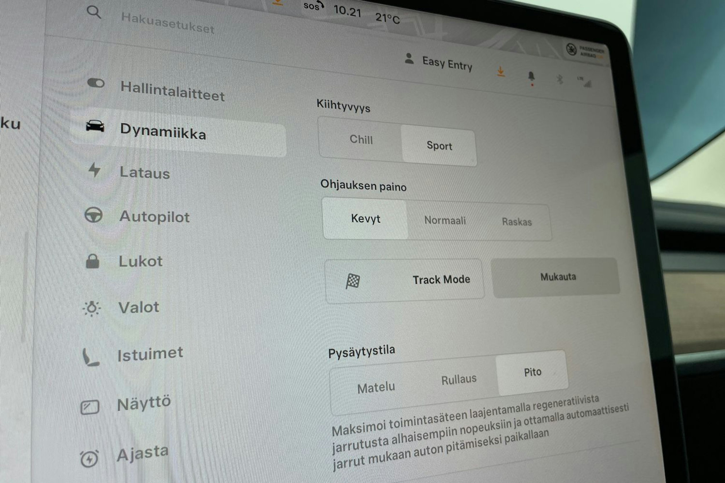 Punainen Tesla Model 3 2022 kuva 23.