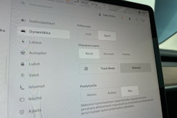 Punainen Tesla Model 3 2022 kuva 23.