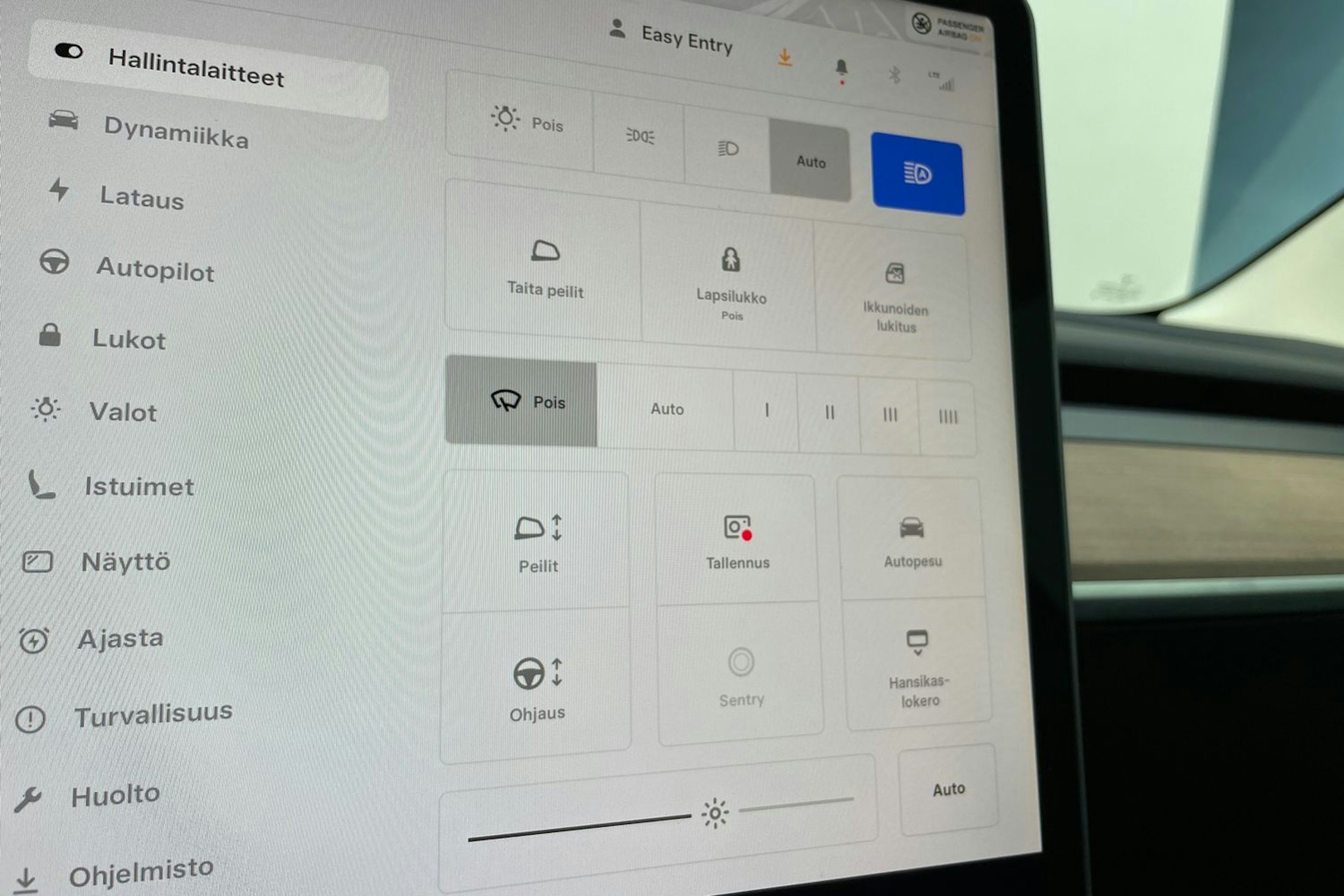 Punainen Tesla Model 3 2022 kuva 24.