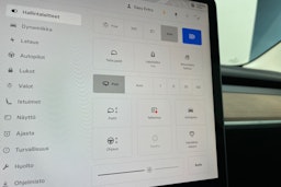 Punainen Tesla Model 3 2022 kuva 24.