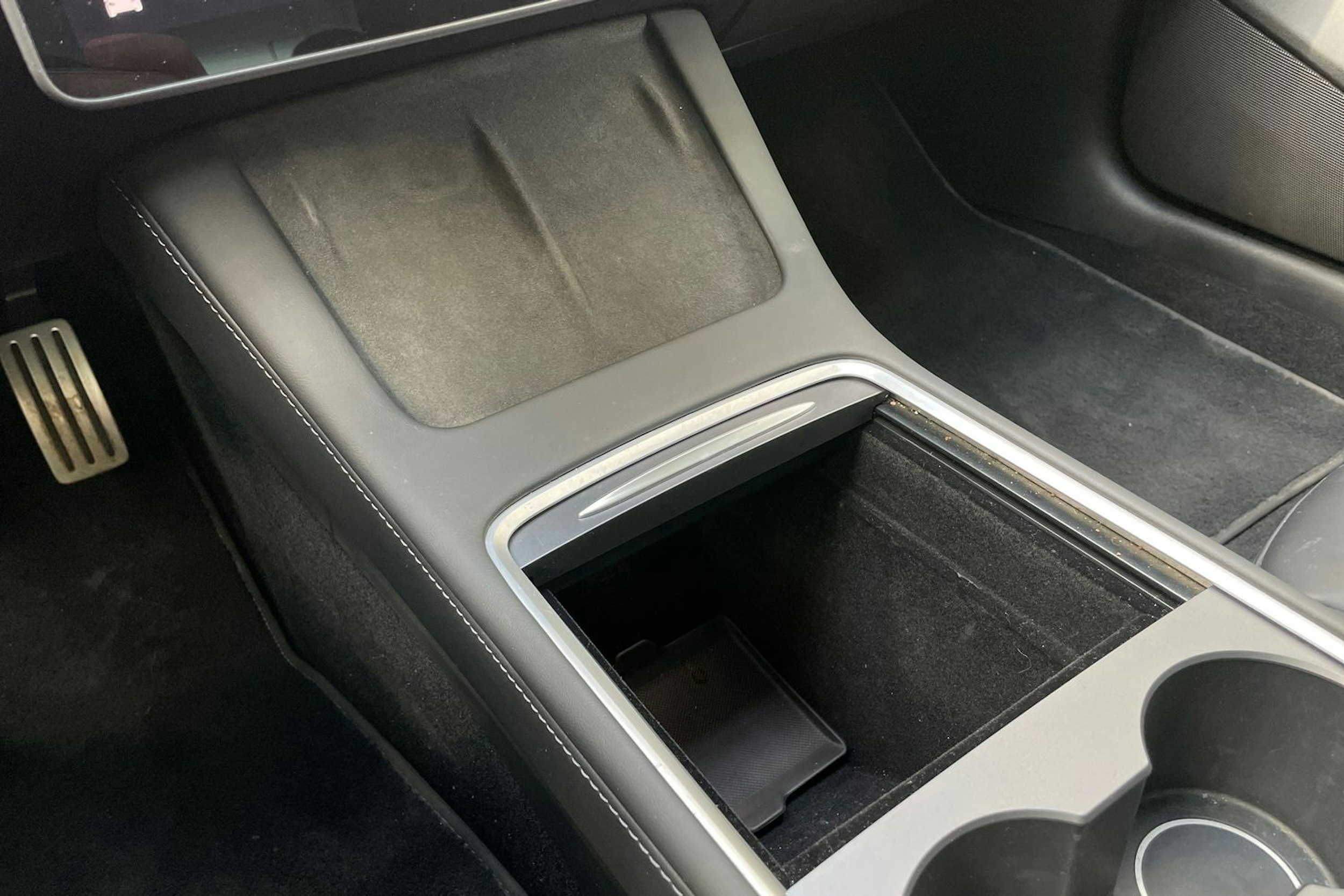 Punainen Tesla Model 3 2022 kuva 25.