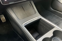 Punainen Tesla Model 3 2022 kuva 25.