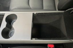 Punainen Tesla Model 3 2022 kuva 26.