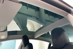 Punainen Tesla Model 3 2022 kuva 27.