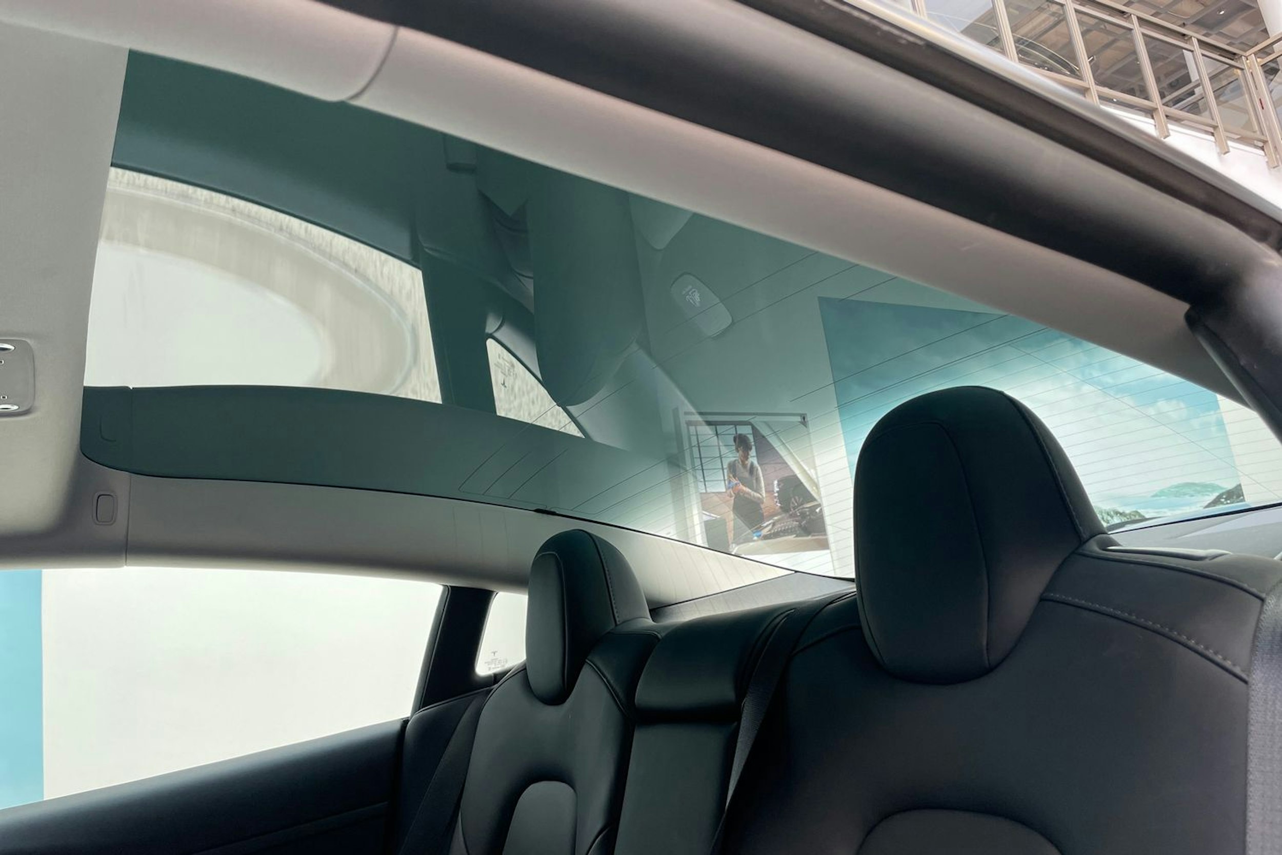 Punainen Tesla Model 3 2022 kuva 28.