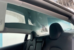 Punainen Tesla Model 3 2022 kuva 28.