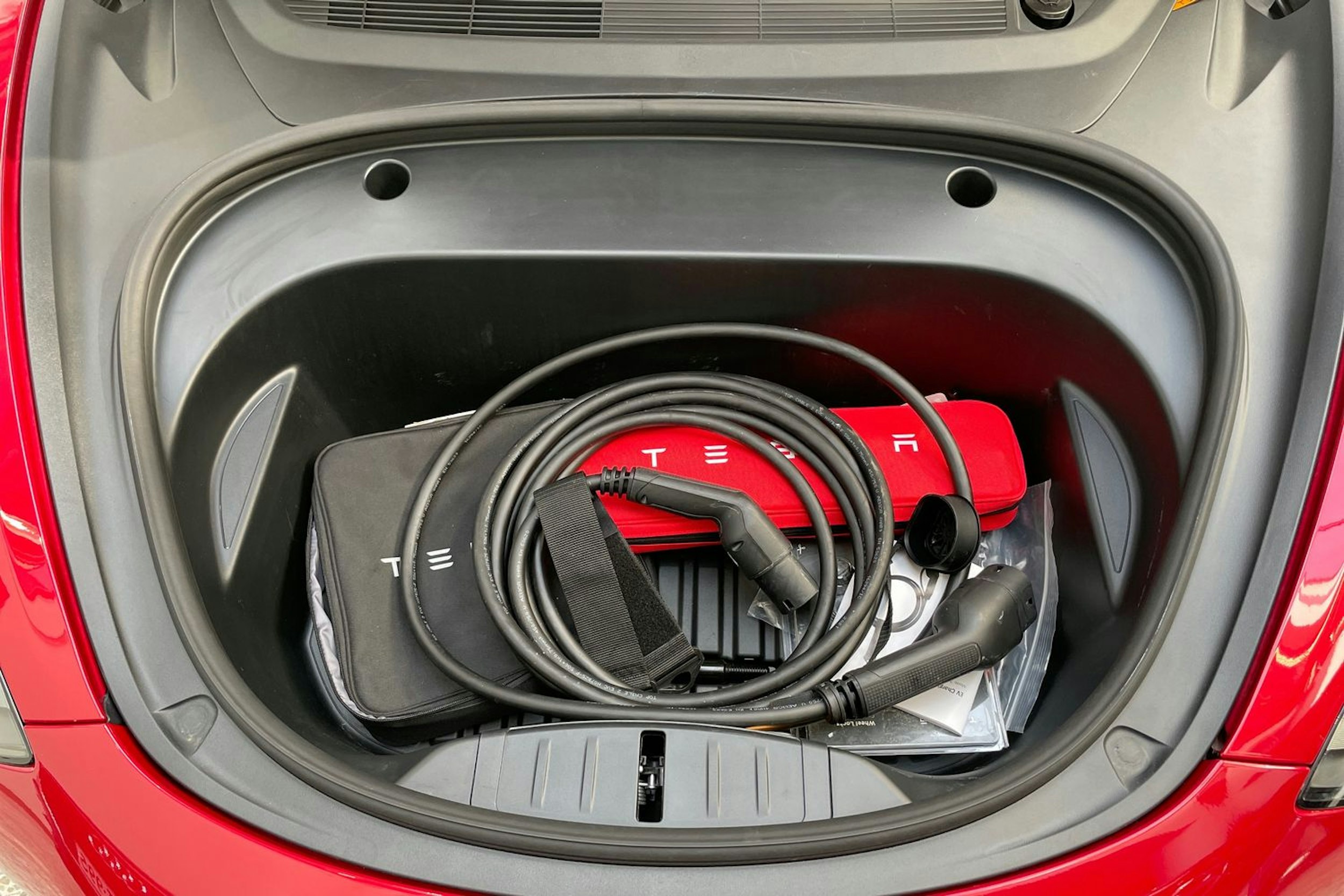 Punainen Tesla Model 3 2022 kuva 29.