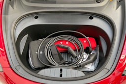Punainen Tesla Model 3 2022 kuva 29.