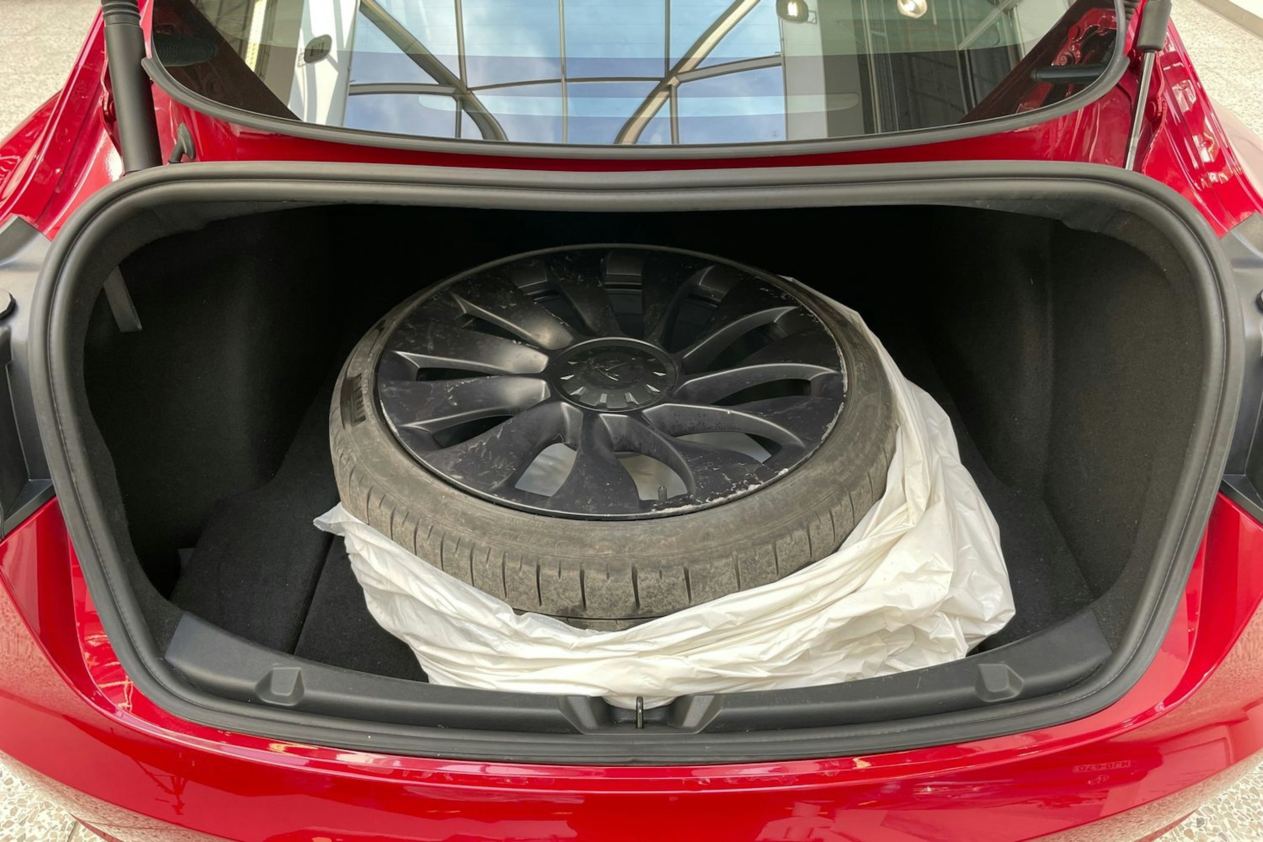 Punainen Tesla Model 3 2022 kuva 30.