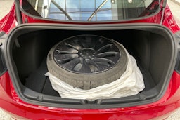 Punainen Tesla Model 3 2022 kuva 30.