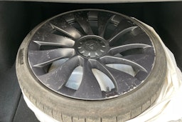 Punainen Tesla Model 3 2022 kuva 31.