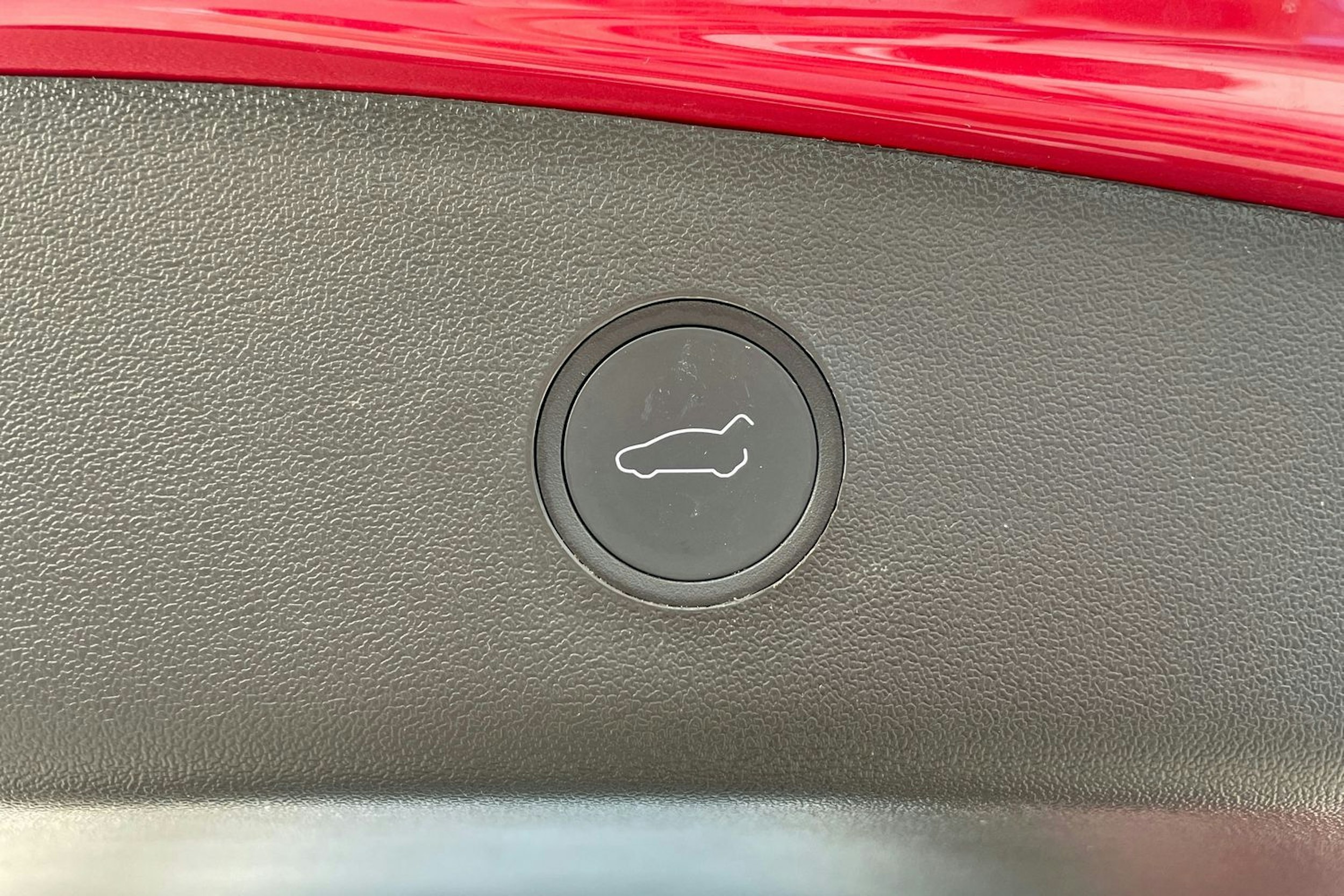 Punainen Tesla Model 3 2022 kuva 32.