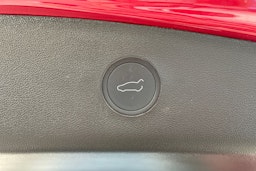 Punainen Tesla Model 3 2022 kuva 32.