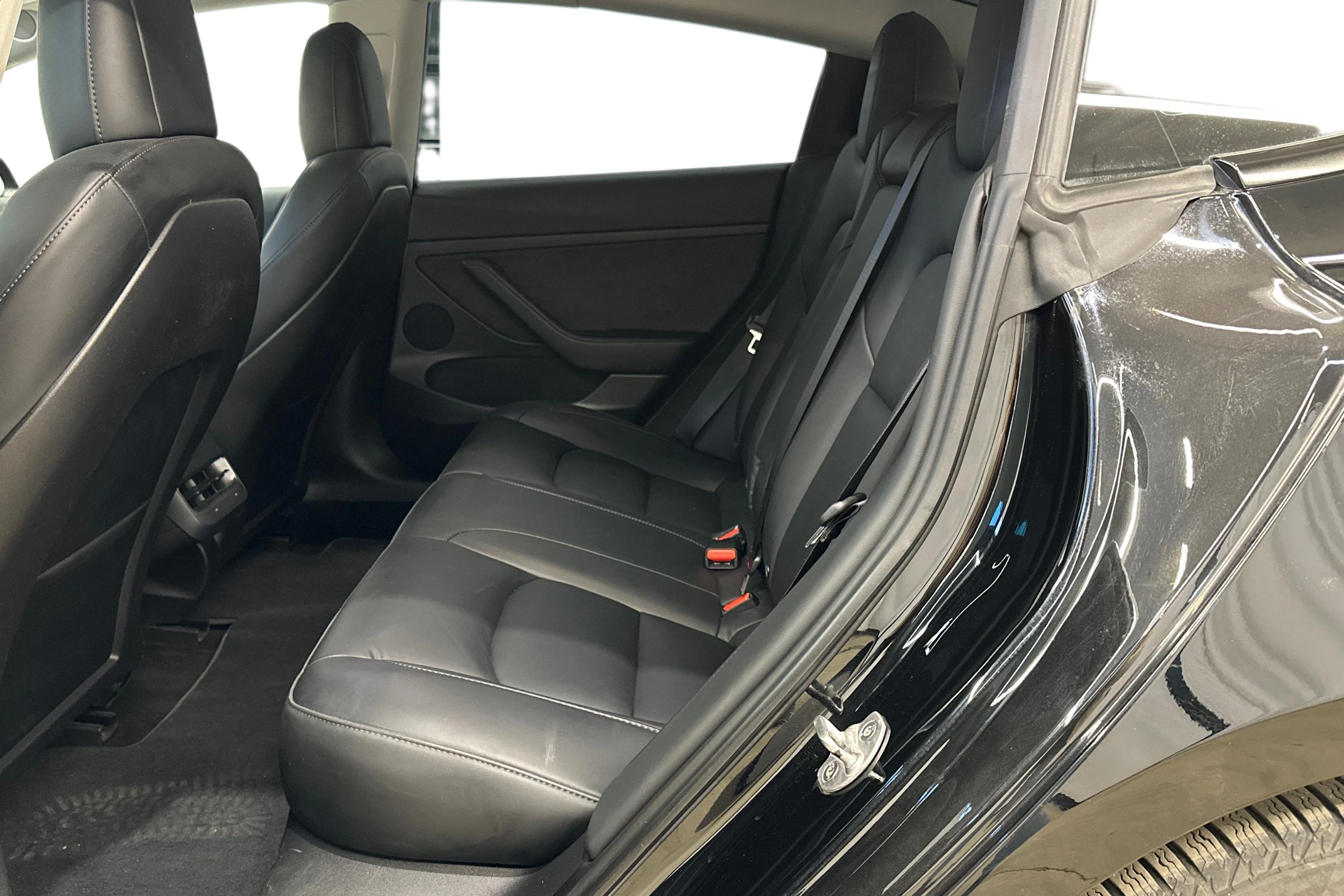 met. musta Tesla Model 3 2022 kuva 8.