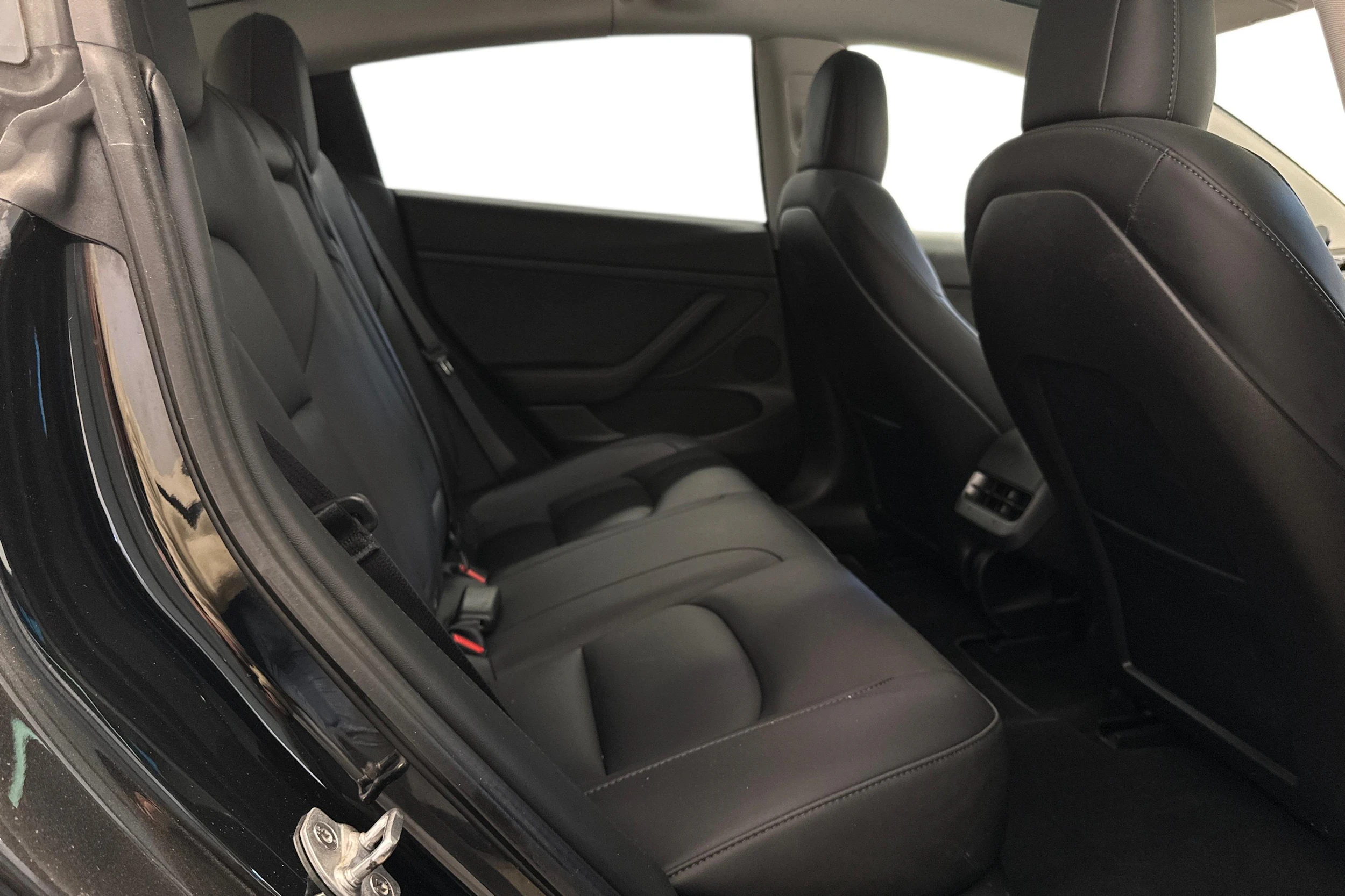 met. musta Tesla Model 3 2022 kuva 9.