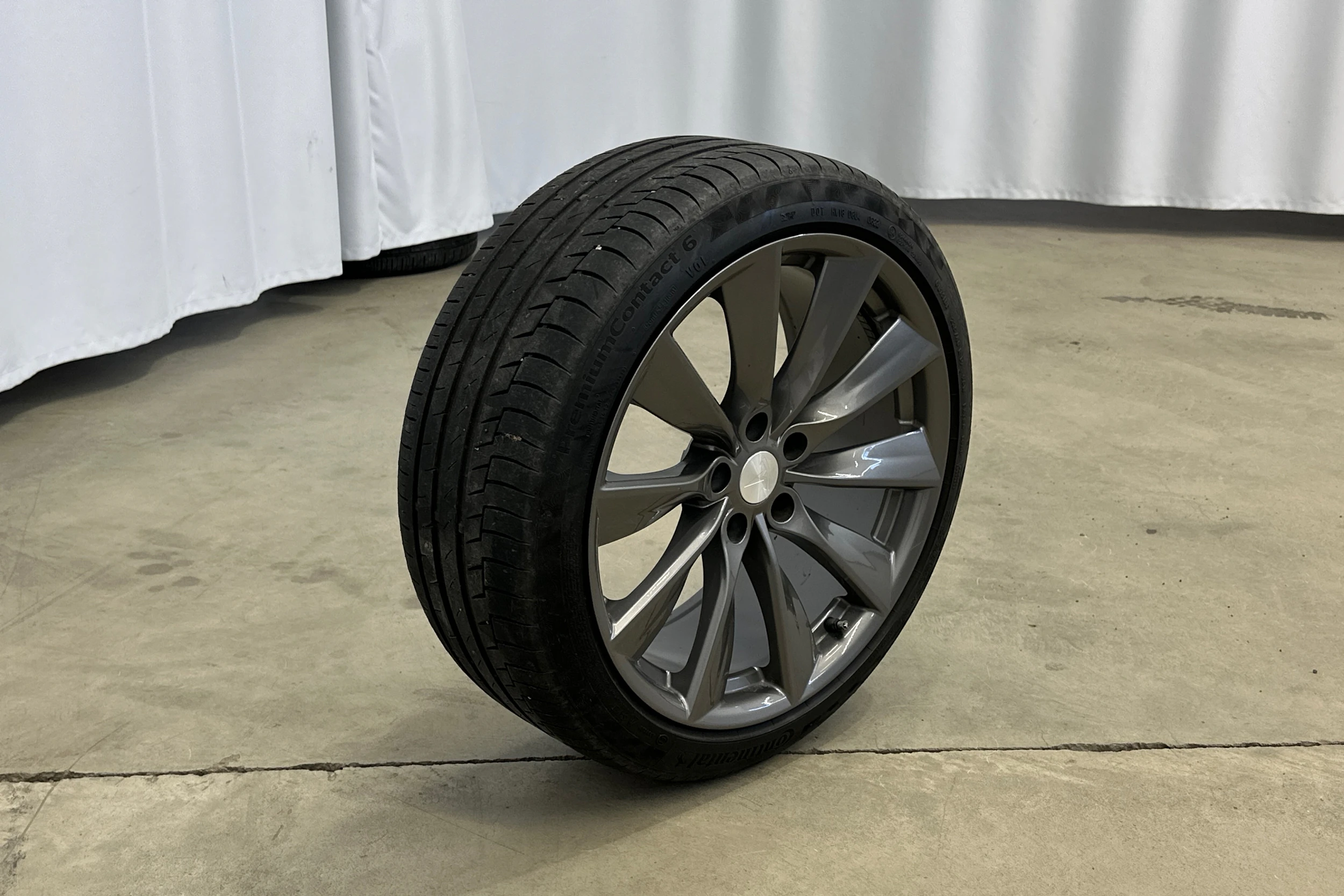 met. musta Tesla Model 3 2022 kuva 11.