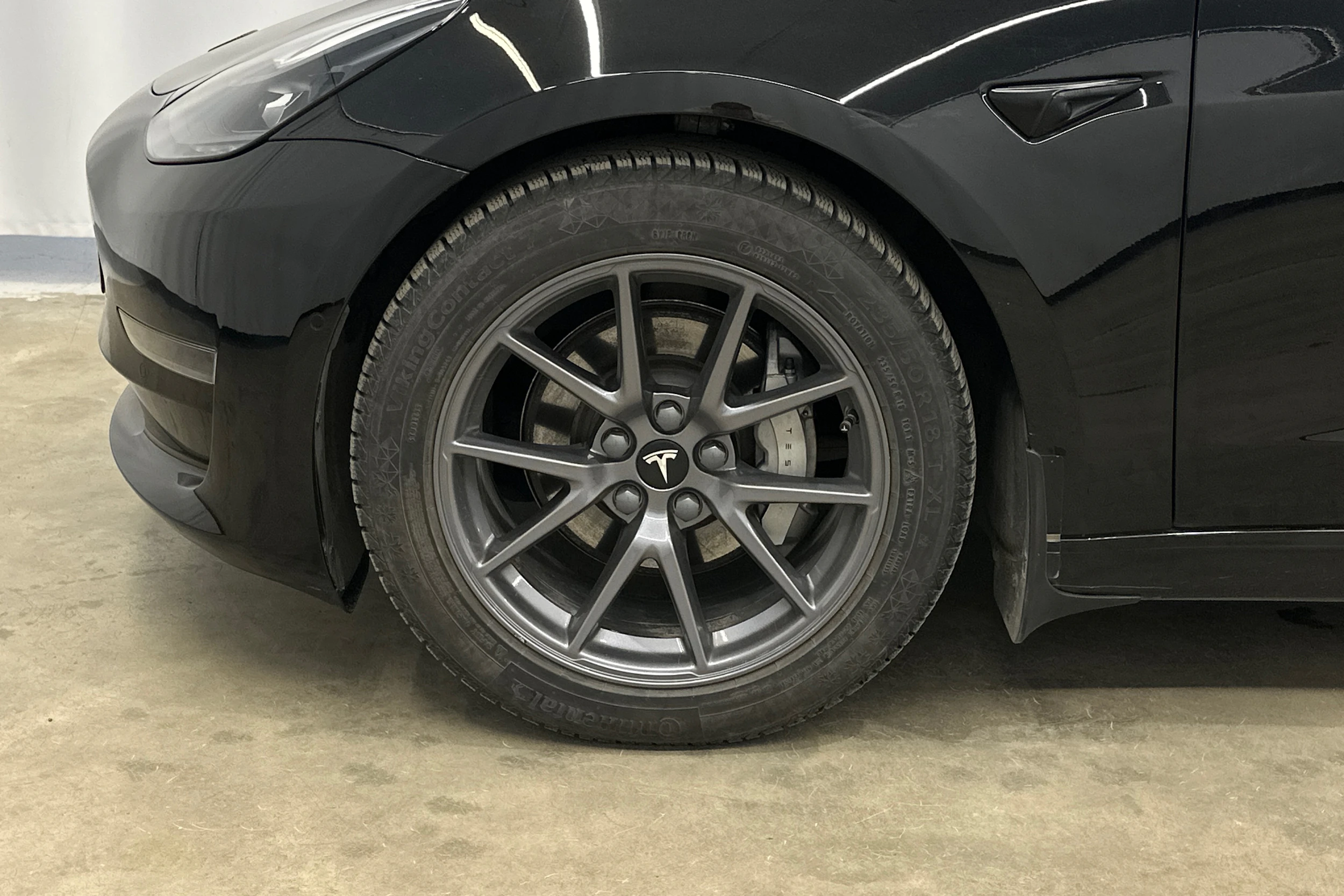 met. musta Tesla Model 3 2022 kuva 12.