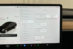 met. musta Tesla Model 3 2022 kuva 17.