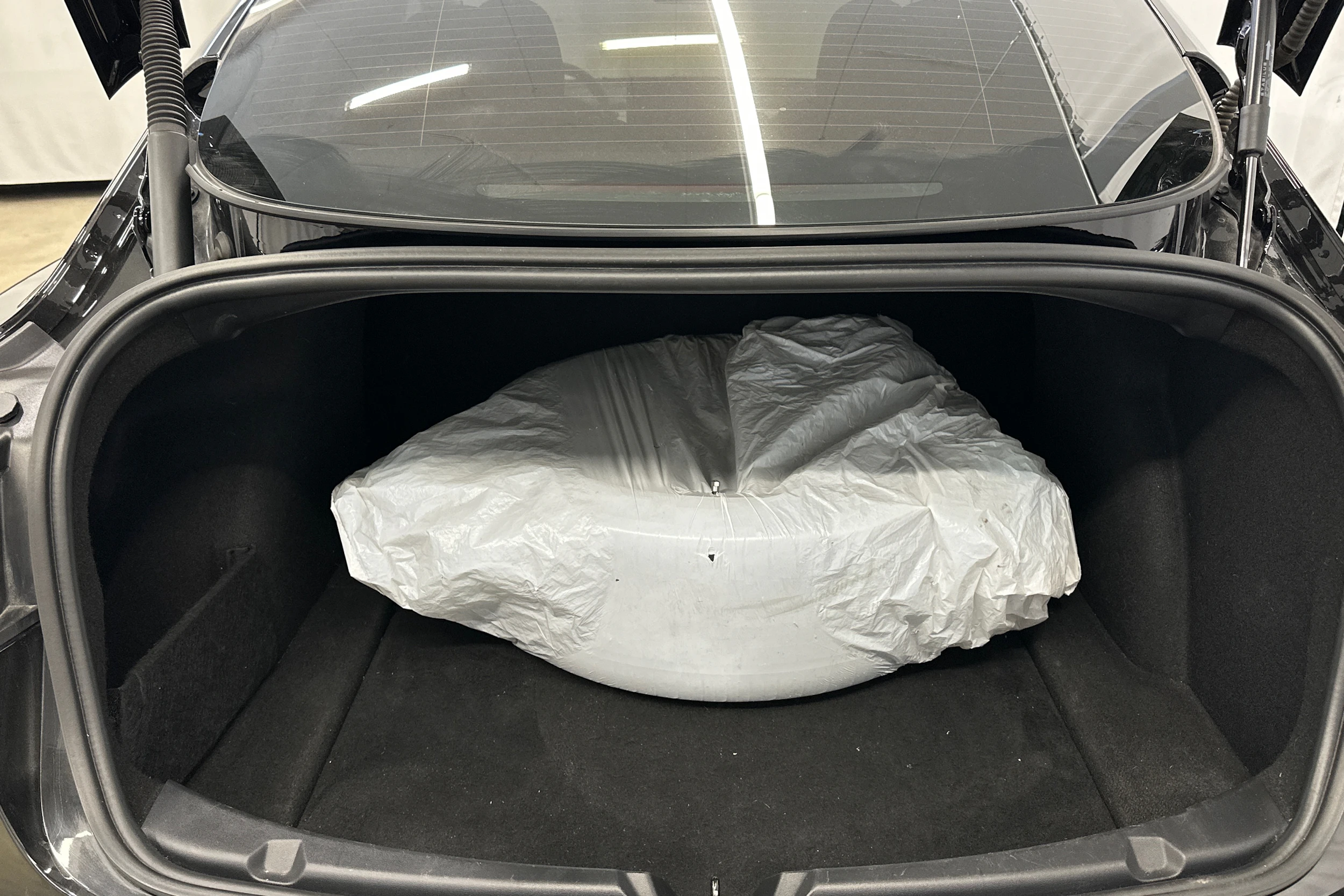 met. musta Tesla Model 3 2022 kuva 21.