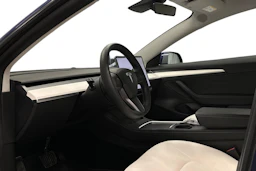 sininen Tesla Model 3 2023 kuva 6.