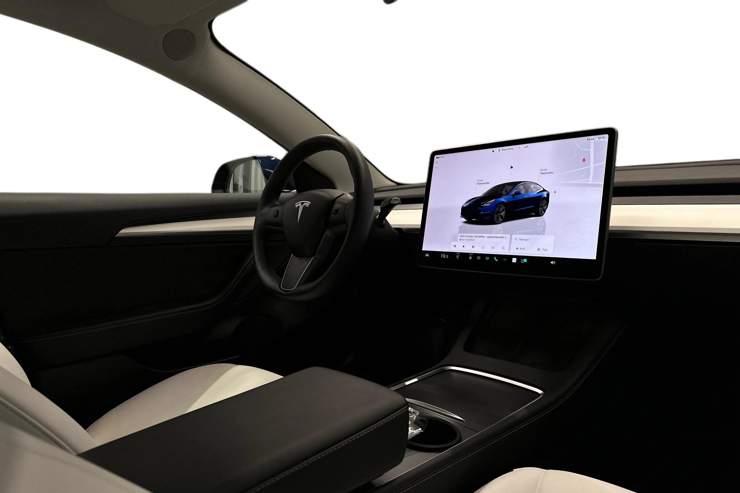 sininen Tesla Model 3 2023 kuva 7.