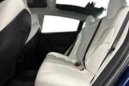 sininen Tesla Model 3 2023 kuva 8.