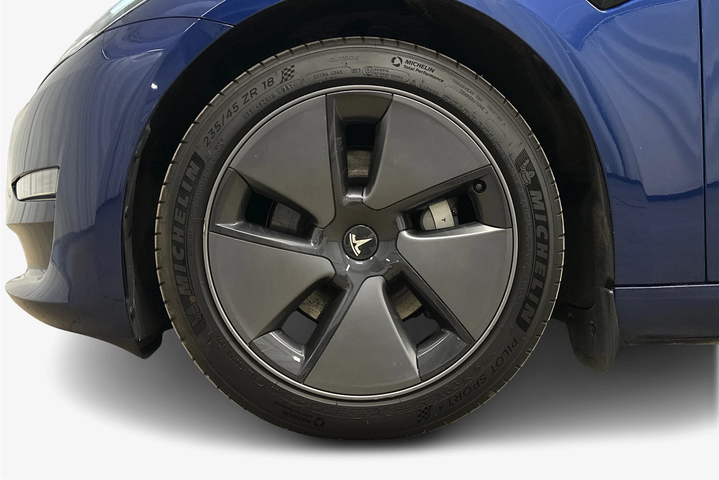 sininen Tesla Model 3 2023 kuva 9.