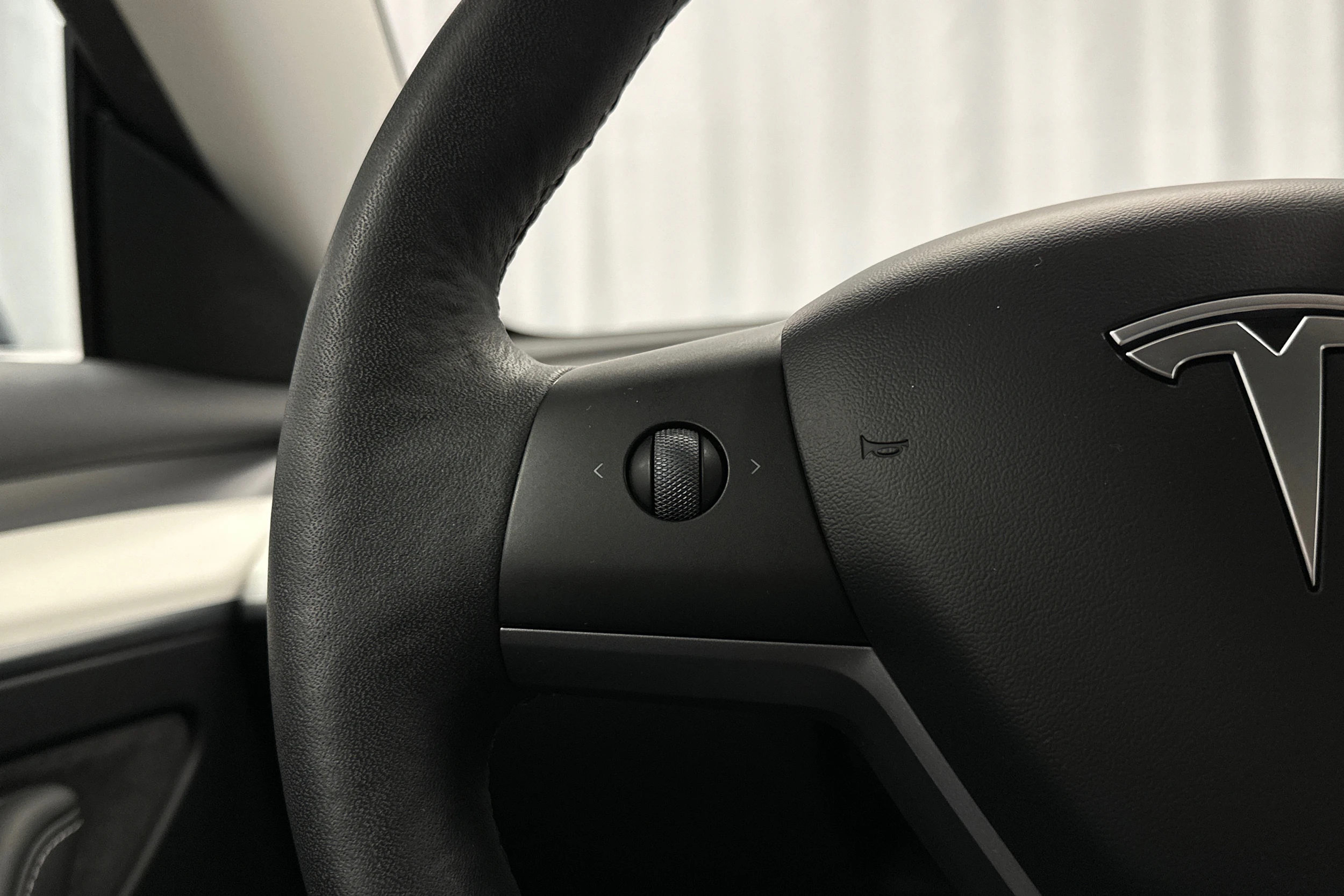 sininen Tesla Model 3 2023 kuva 11.