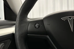 sininen Tesla Model 3 2023 kuva 11.