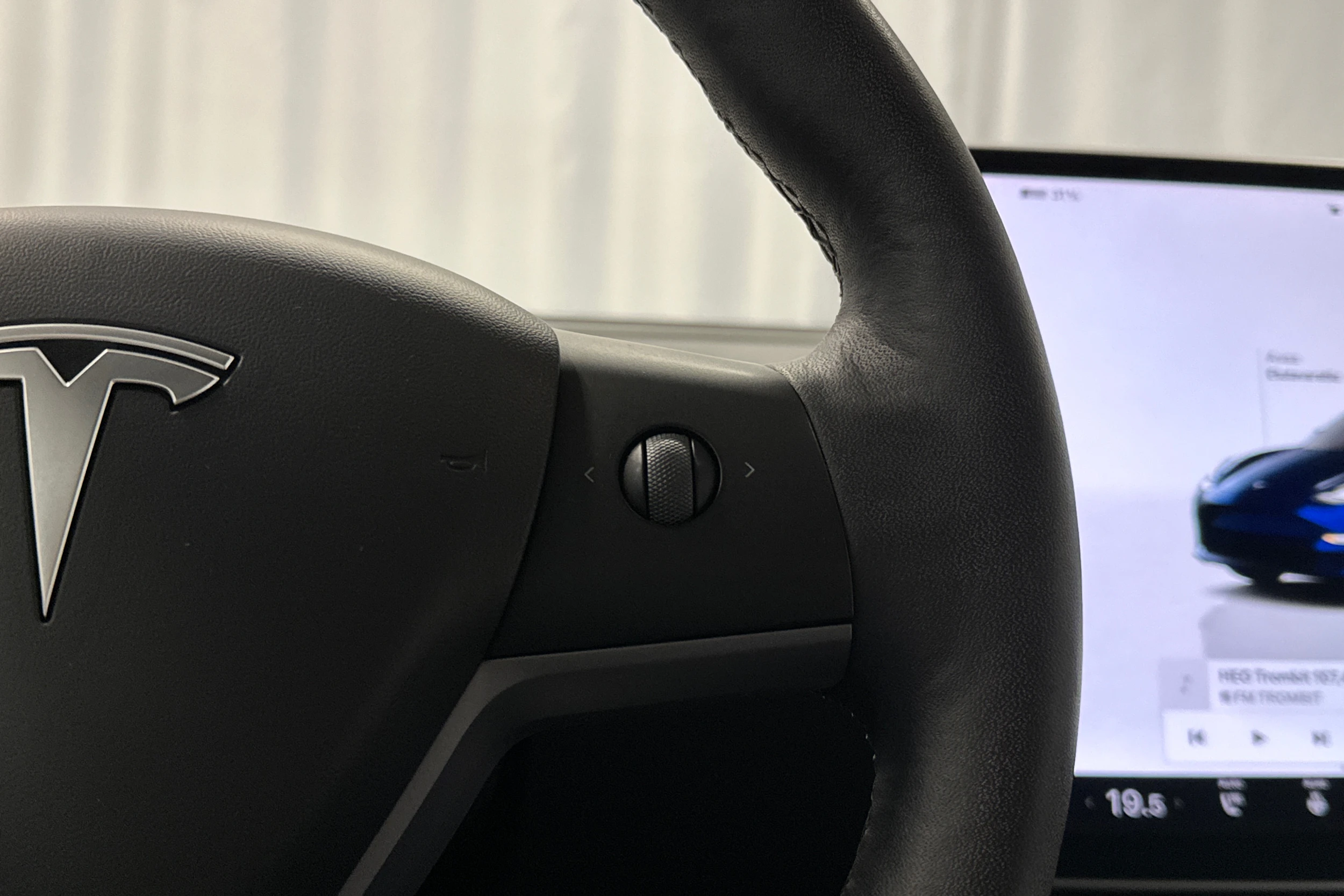 sininen Tesla Model 3 2023 kuva 12.