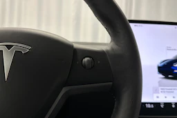 sininen Tesla Model 3 2023 kuva 12.