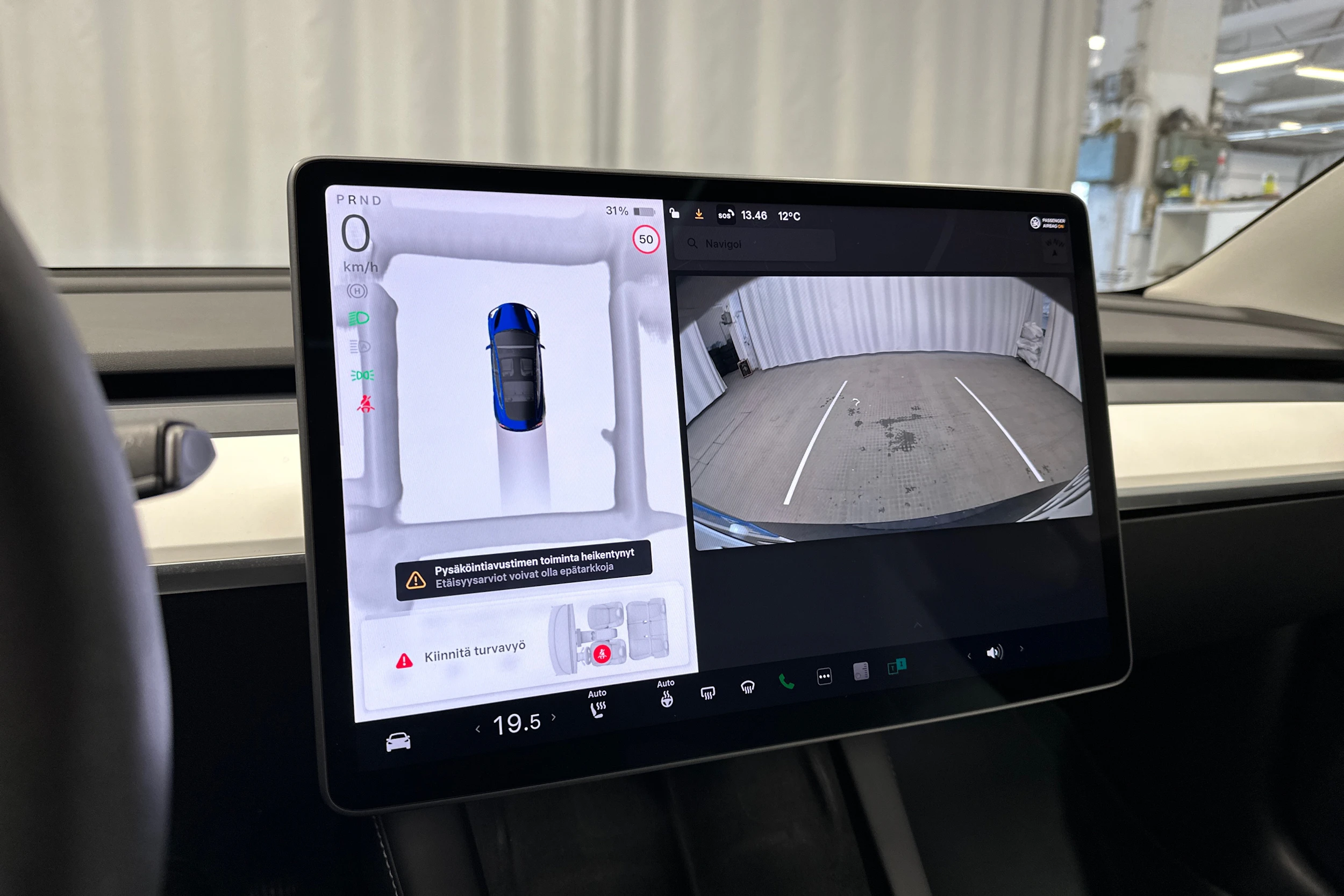 sininen Tesla Model 3 2023 kuva 13.