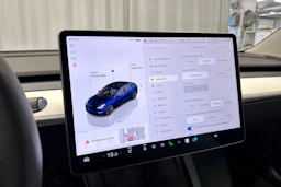 sininen Tesla Model 3 2023 kuva 16.